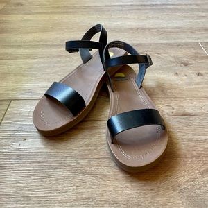 Maui Island Brand black strappy sandal Size 8